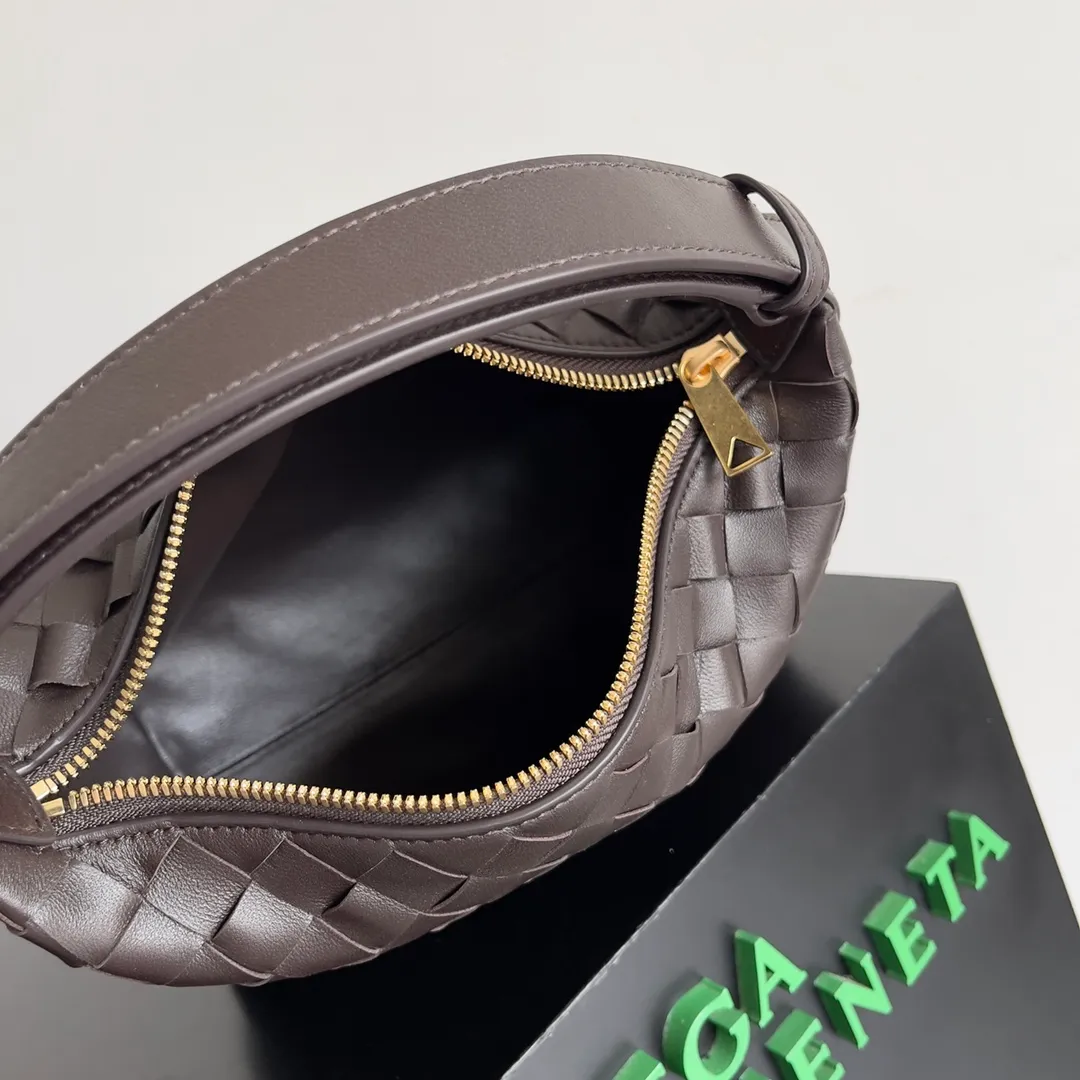 Batch 1360 It is predicted that BV Bottega’s lunch bag will be popular again this year. The entire bag is made of top nappa lambskin, which is very soft and lightweight. It also uses the intrecciato weaving process that the two founders spent several months developing from the beginning of the brand. It is completely hand-woven by Italian craftsmen. It perfectly reflects the craftsmanship of Bottega. The entire bag shape is also a very practical and popular lunch box bag type. The slightly curved arc of the bag mouth can also better fit our wrists. Style number: 754443 Size: 22*13*9